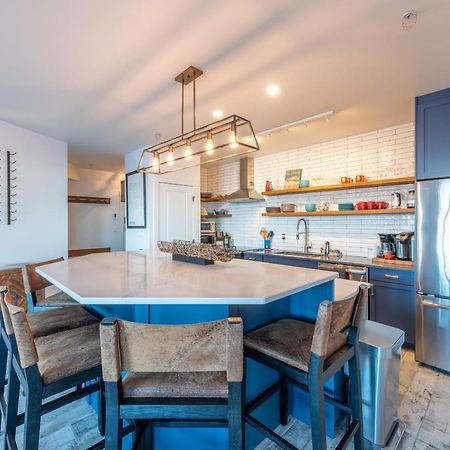 Fully Renovated Ski-In/Out Loft With Private Hot Tub! Голден Екстер'єр фото
