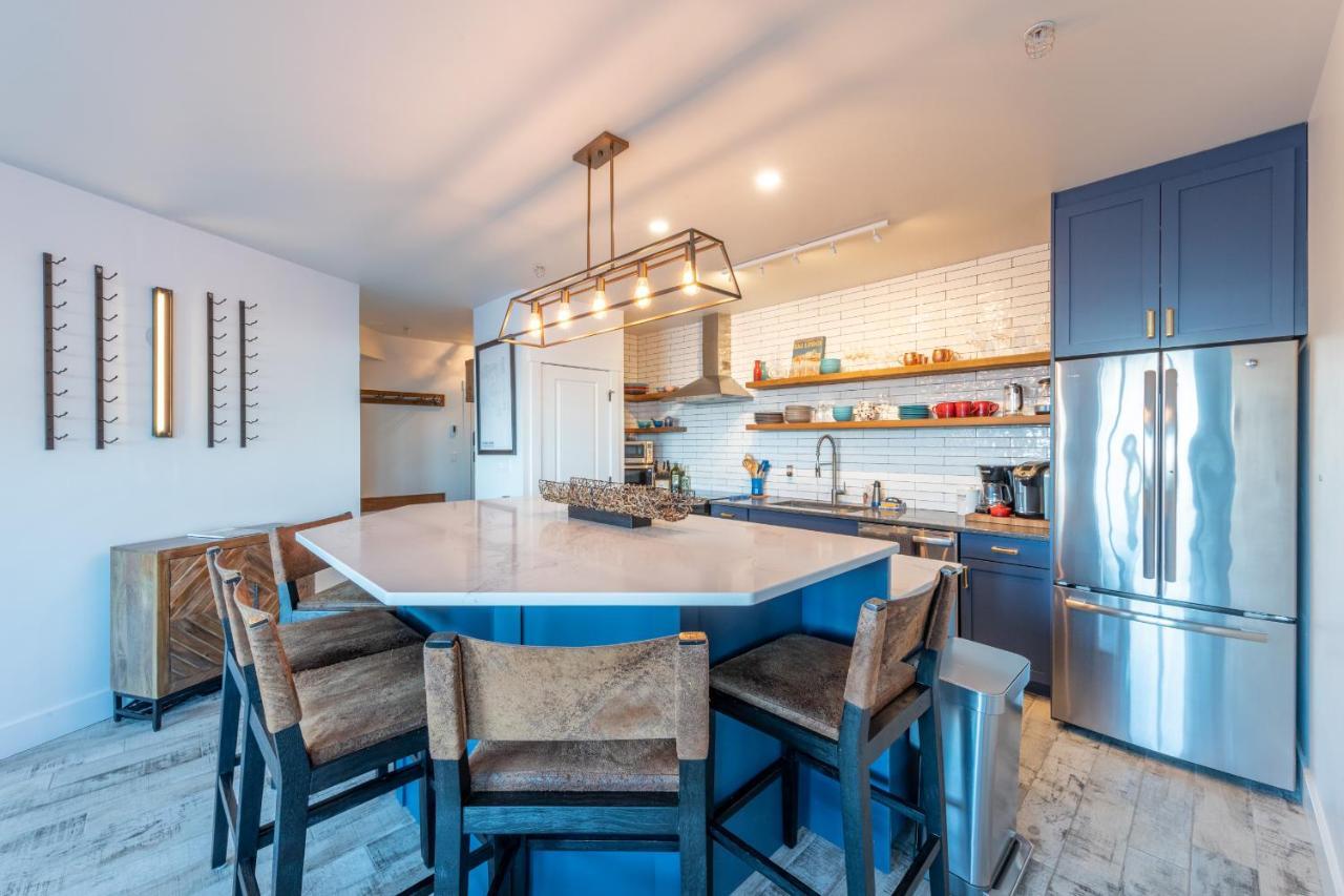 Fully Renovated Ski-In/Out Loft With Private Hot Tub! Голден Екстер'єр фото
