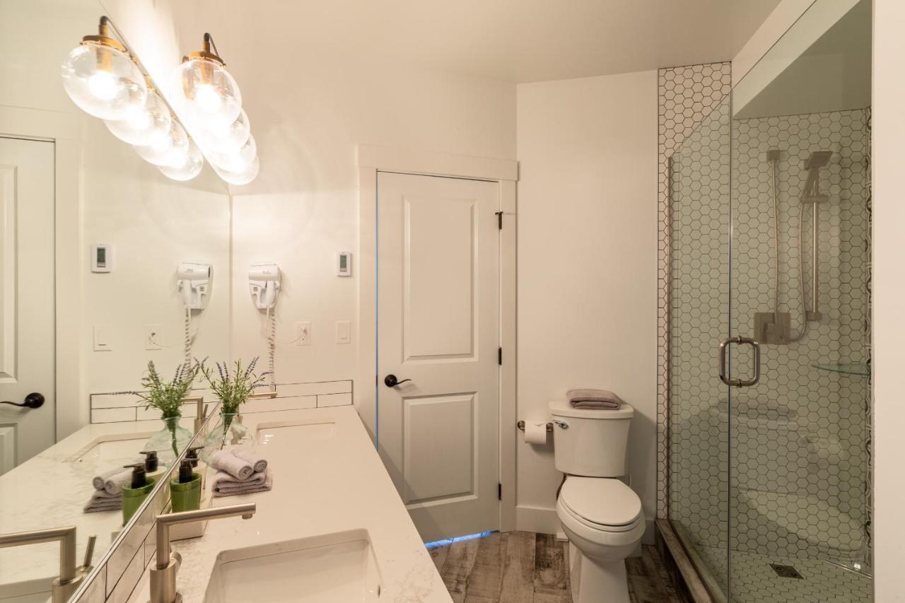 Fully Renovated Ski-In/Out Loft With Private Hot Tub! Голден Екстер'єр фото