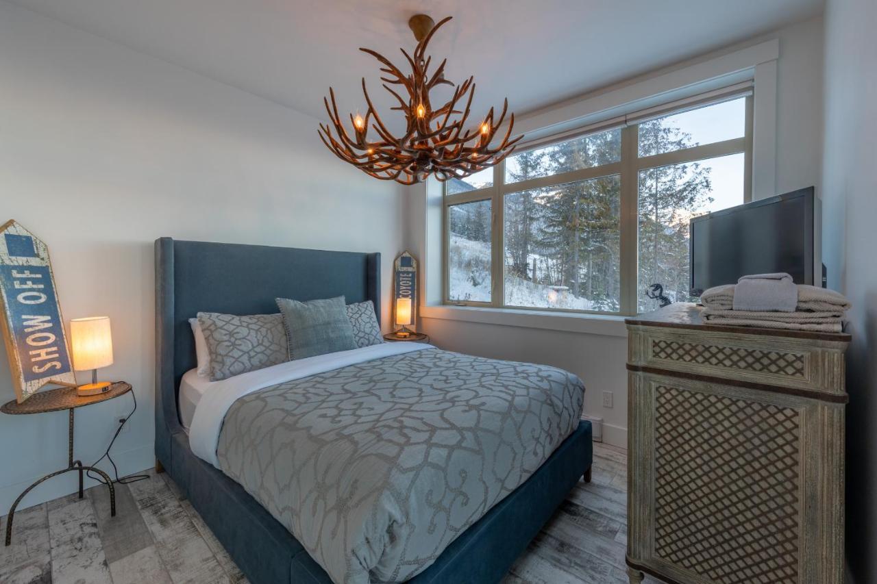 Fully Renovated Ski-In/Out Loft With Private Hot Tub! Голден Екстер'єр фото