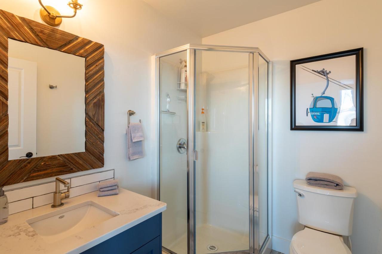 Fully Renovated Ski-In/Out Loft With Private Hot Tub! Голден Екстер'єр фото