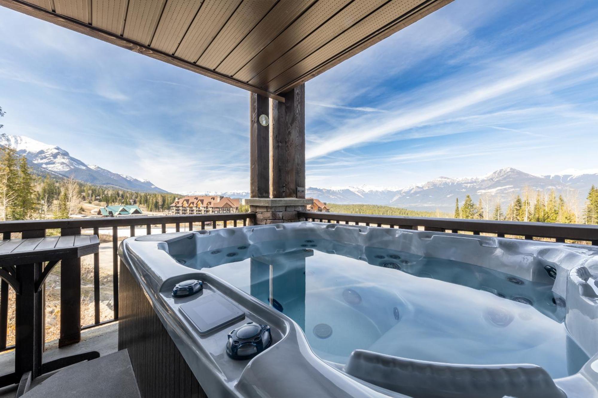 Fully Renovated Ski-In/Out Loft With Private Hot Tub! Голден Екстер'єр фото